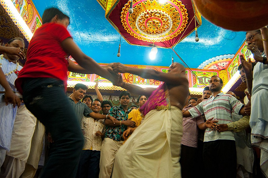 Mymensingh, Bangladesz: święto Hare Krishny - guru tańczy z jednym z uczestników festiwalu (Indie i Bangladesz 2010 - imprezy masowe i inne śluby)